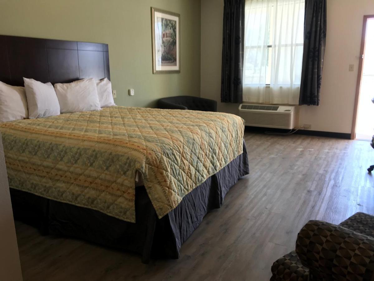 Big Lake Inn And Suites Esterno foto