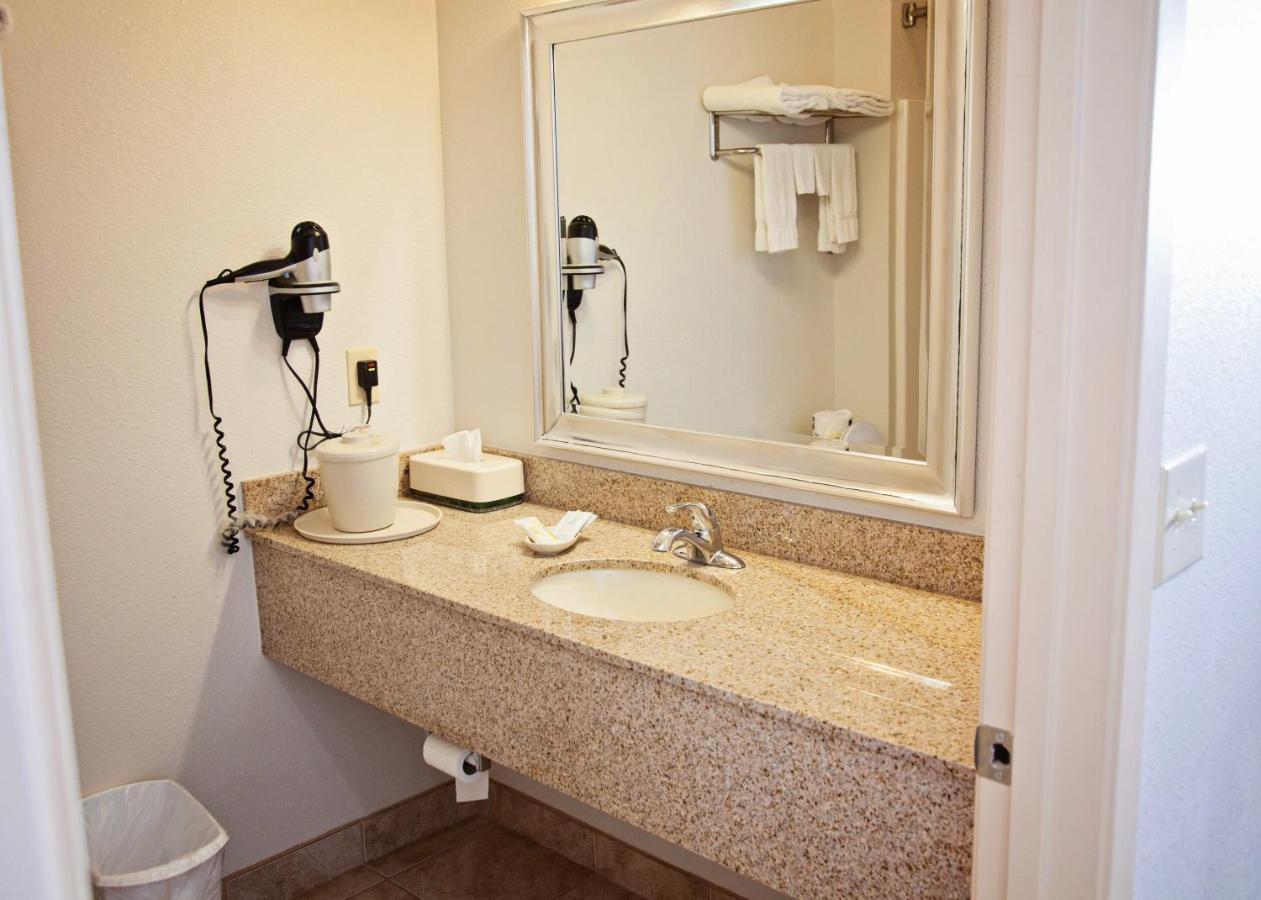 Big Lake Inn And Suites Esterno foto